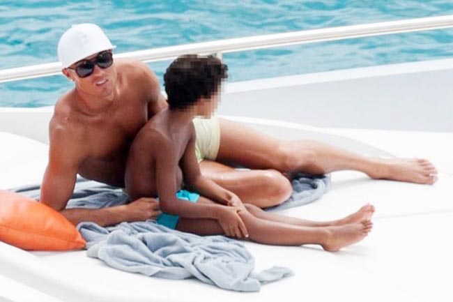 Cristiano-Ronaldo-and-his-son-Cristiano-Ronaldo-Jr